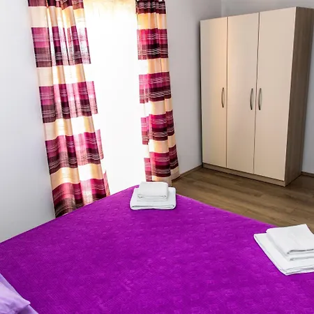 Kaja - Right Next To The * 트로기르