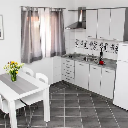 Kaja - Right Next To The * 트로기르