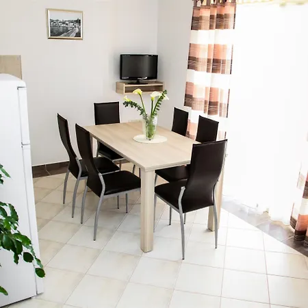 Kaja - Right Next To The * 트로기르