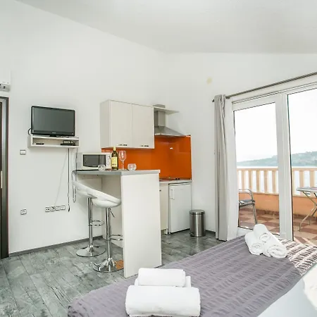 Kaja - Right Next To The * 트로기르