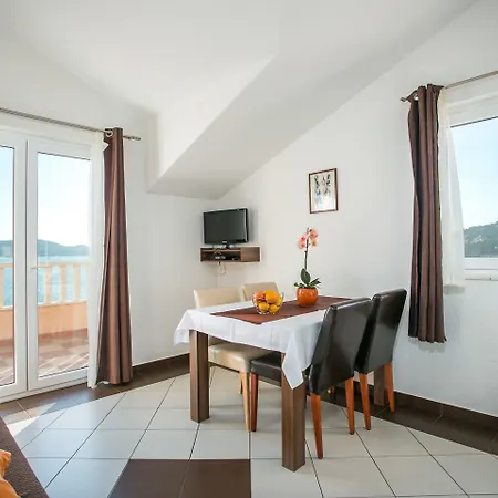 Kaja - Right Next To The 아파트 트로기르